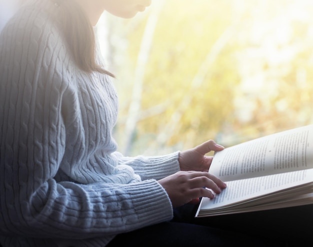 человек,девушка,читает,книга,уют,солнце