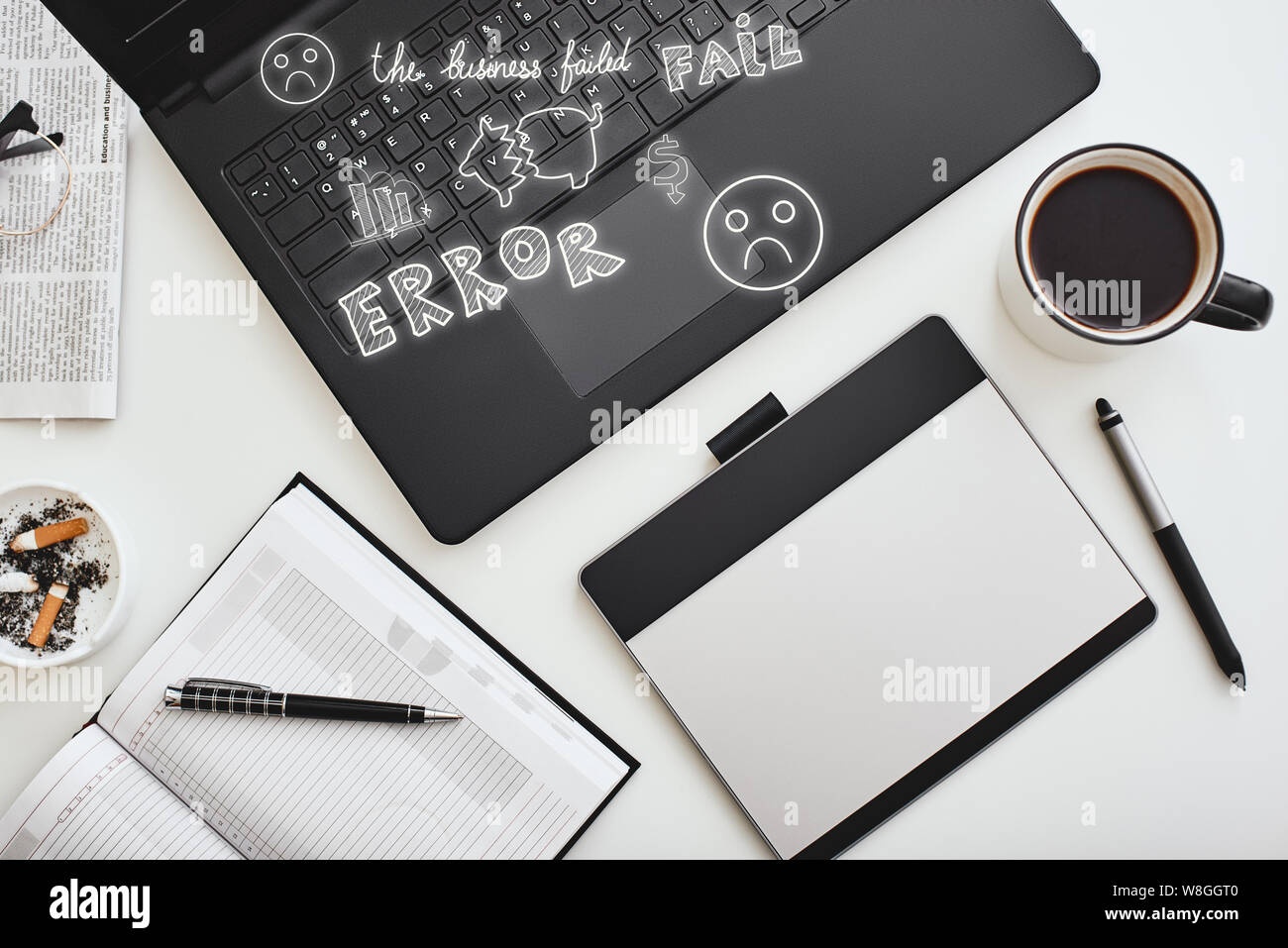 desk,laptop,notebook,pen,coffee