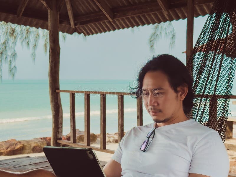 laptop,beach,digital nomad