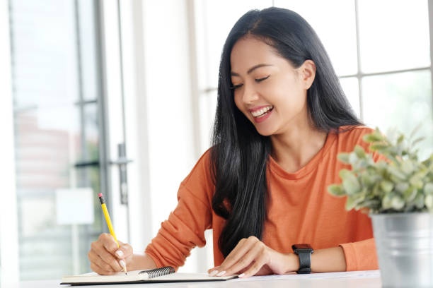 notebook,pen,woman,desk
