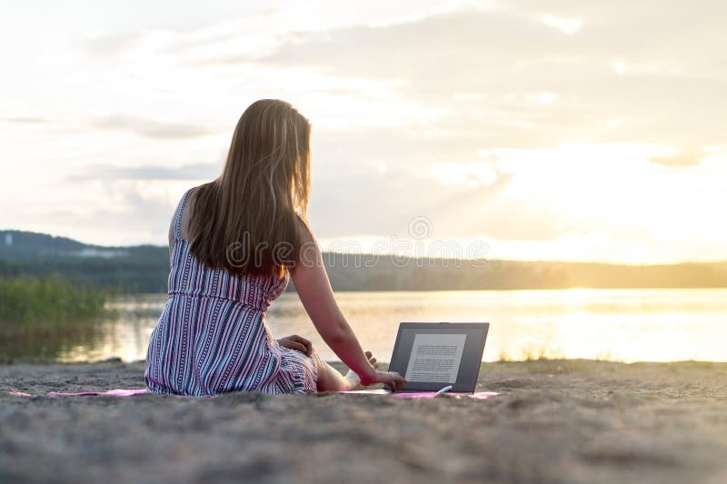 laptop,beach,sunset,freelancer