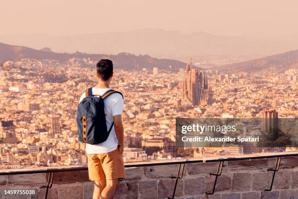 traveler,backpack,cityscape
