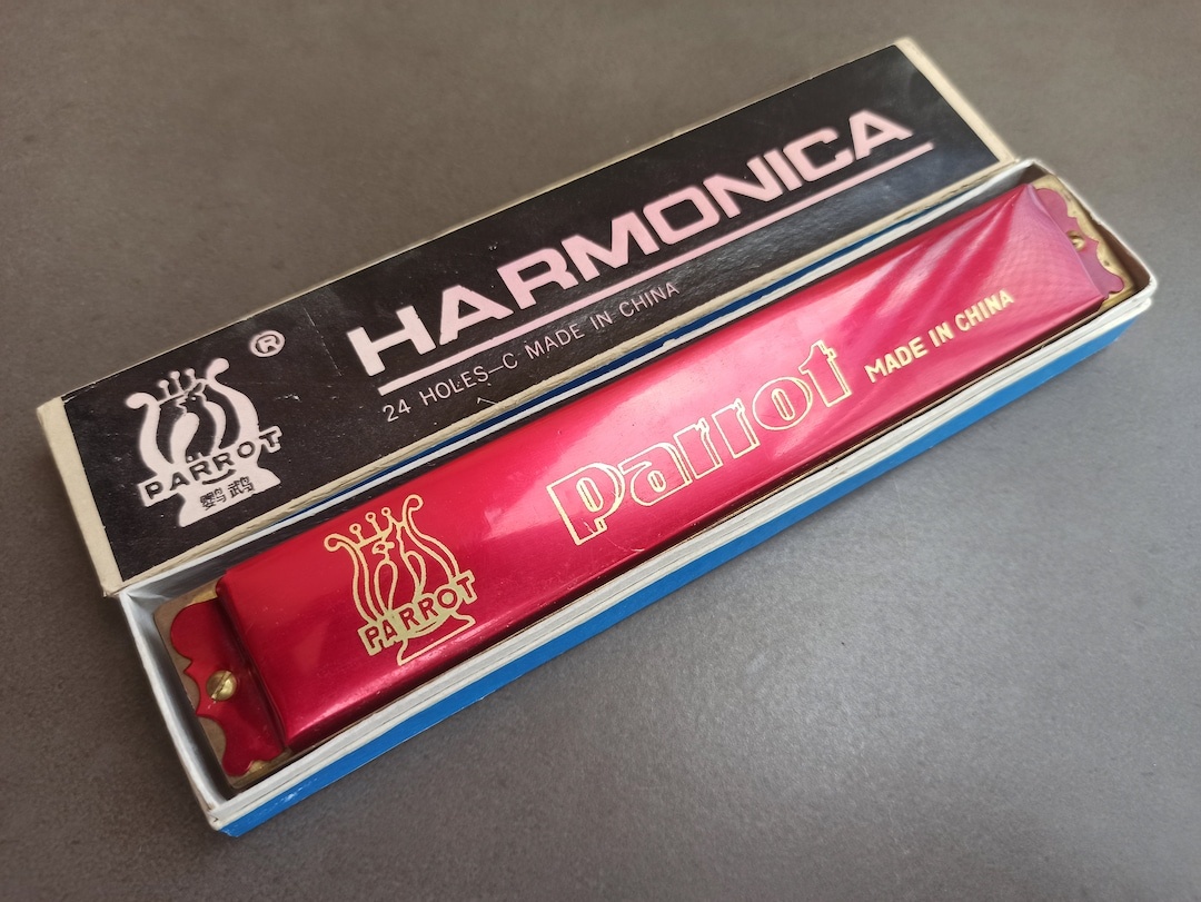 parrot,harmonica,reward,treat
