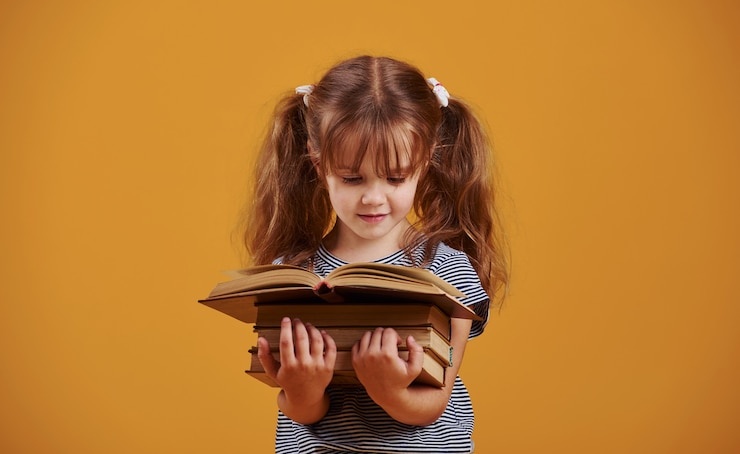 ребенок,девочка,читает,книга,яркий свет