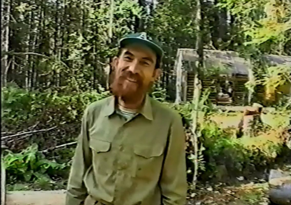 человек,слушает аудиокнигу,природа,лес