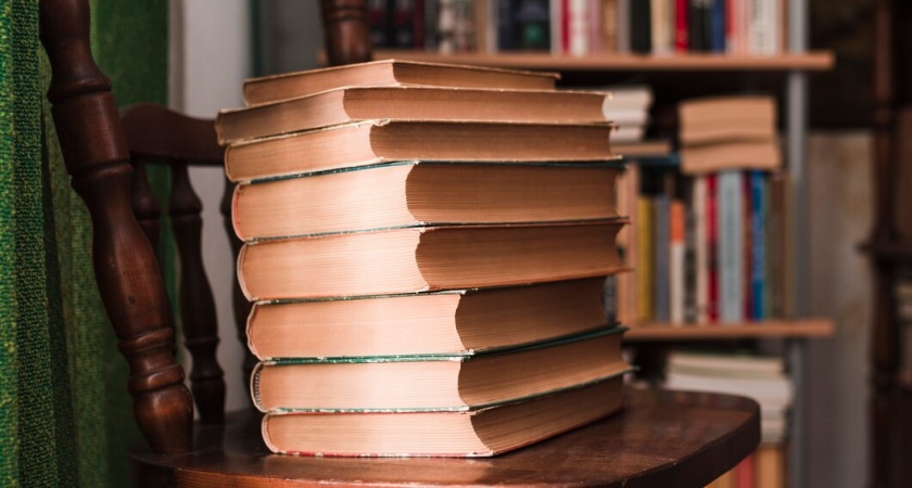 старая книга,пожелтевшие страницы,пыль,заброшенный дом