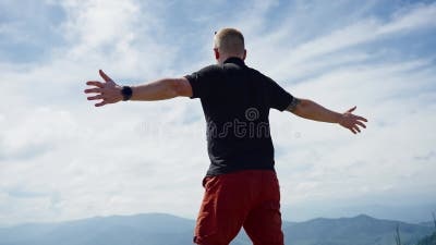 человек, смотрит в бинокль, горизонт, перспектива