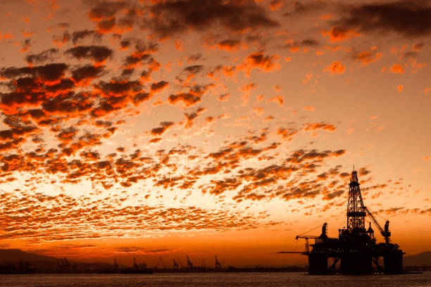 нефтяные платформы, море, закат, кризис