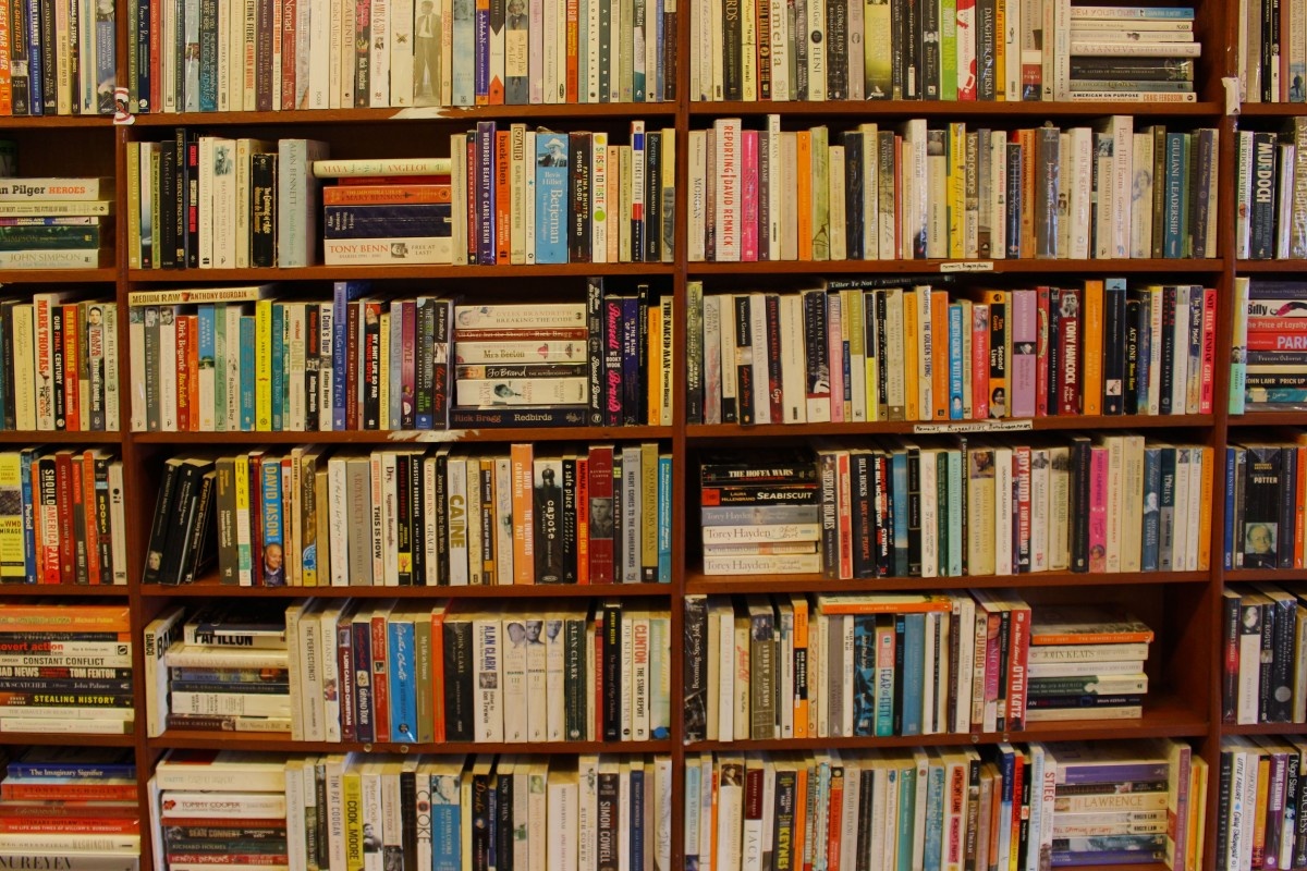 комната, библиотека, стеллажи, книги, старинный интерьер