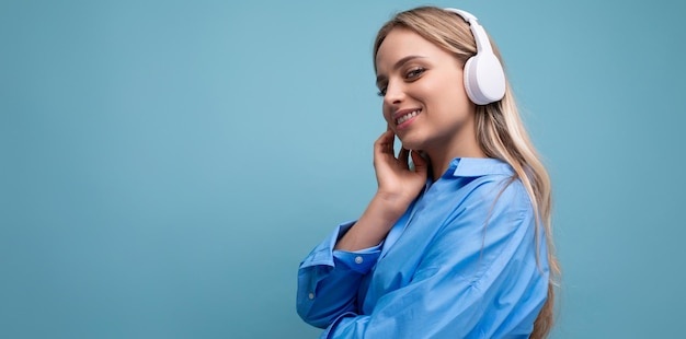 woman,listening to music,headphones,happy