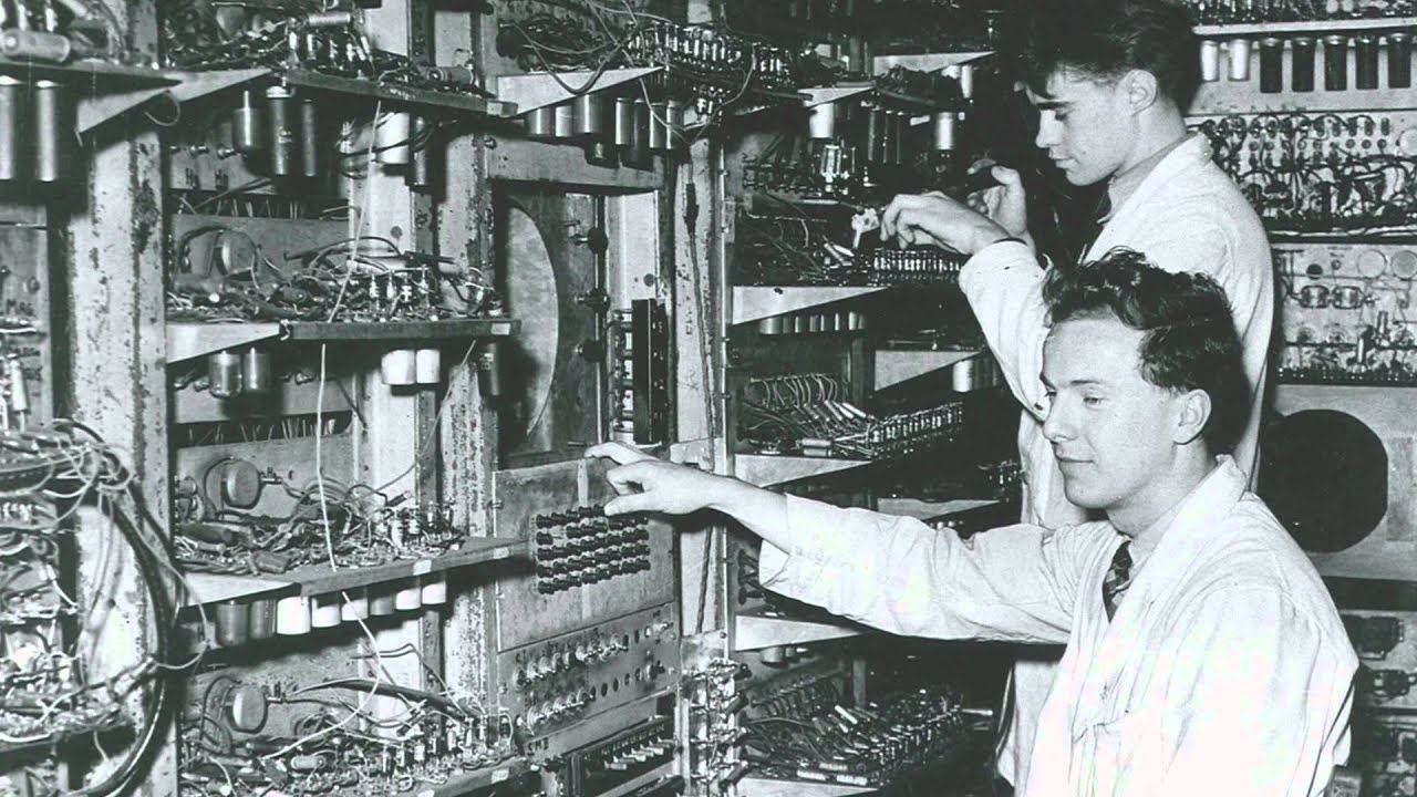 Manchester Baby computer, black and white photo, historical, 1940s, early computer