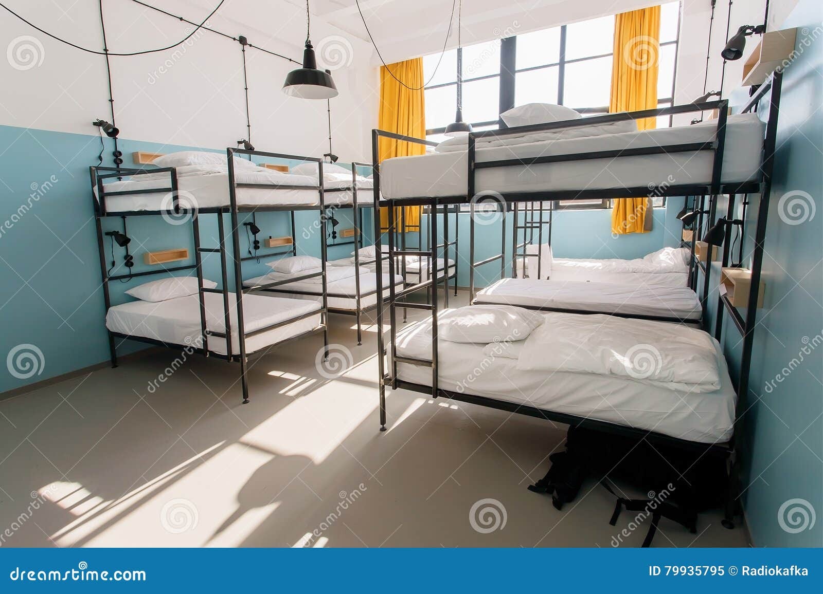 hostel,dormitory,beds,people,travel