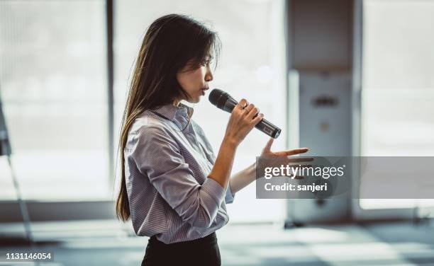 person presenting, microphone, confidence, storytelling, impact