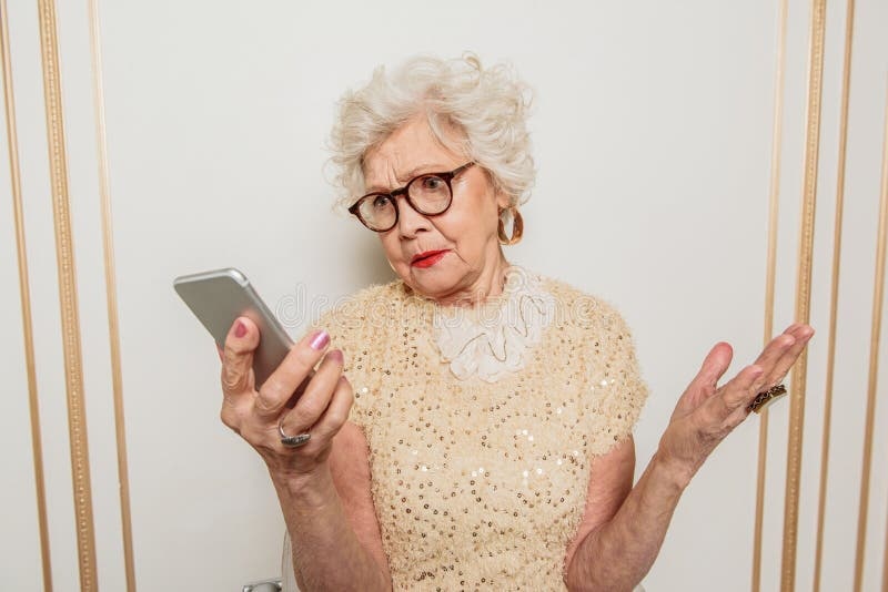 old woman, confused, smartphone