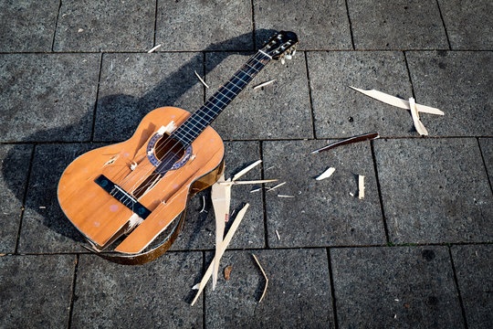 guitar,broken,string,sad