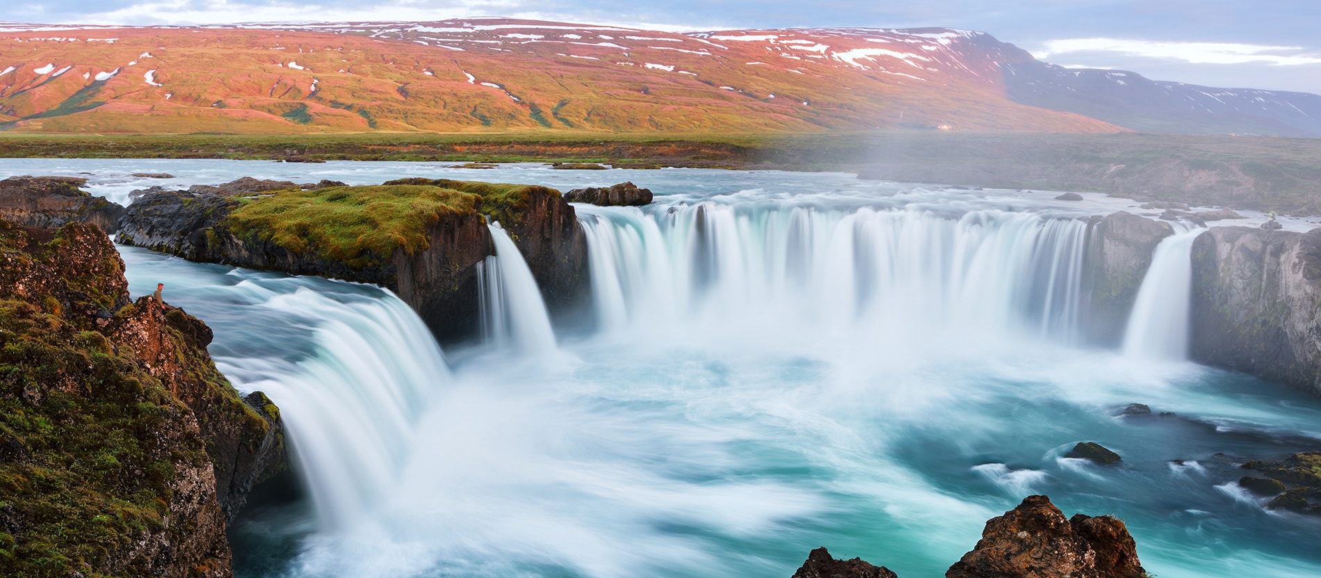 icelandic_landscape,glacier,volcano,tourists