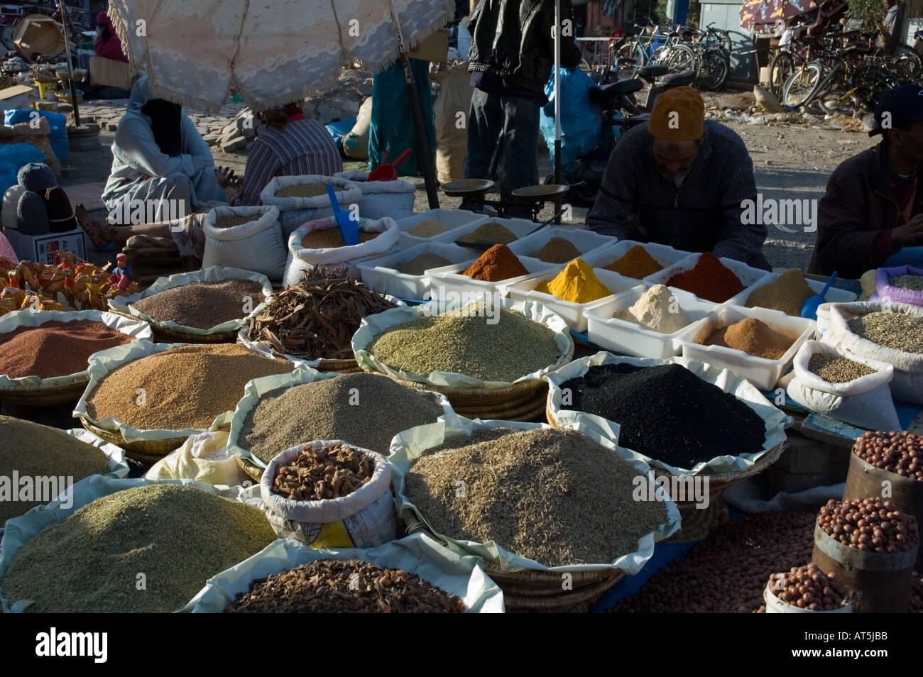 marrakesh_market,spices,leather,people
