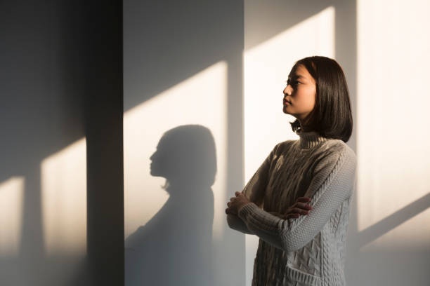 photo,harsh light,shadows,portrait,woman