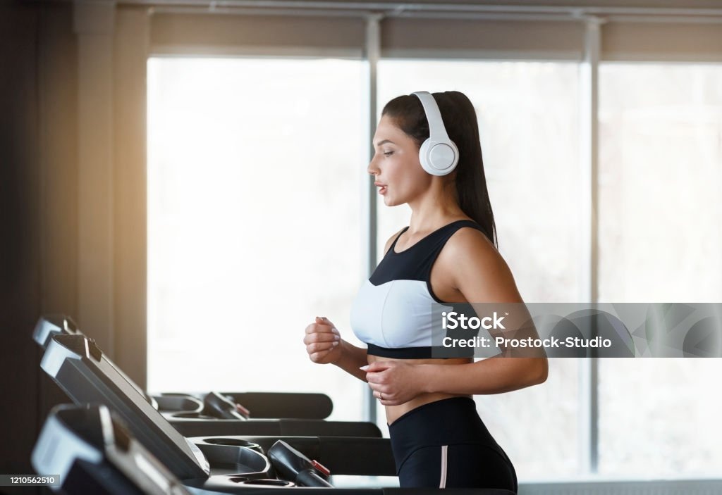 woman, headphones, running, treadmill, gym