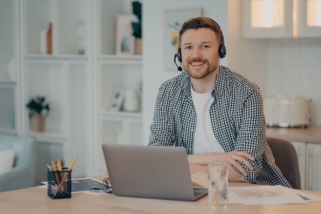 headphones,boy,laptop,language