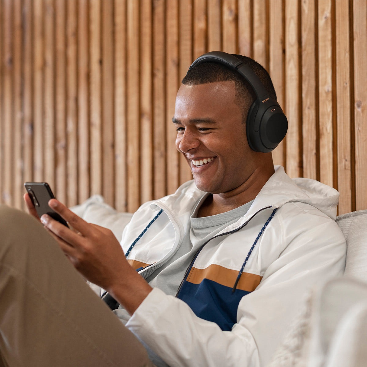 noise cancelling headphones,over-ear,black,person wearing